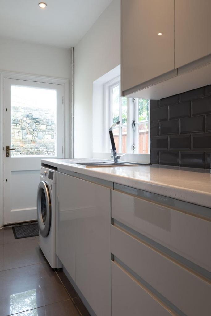 Stylish & Spacious City Centre 3-Bedroom Townhouse - Sleeps 6 カンタベリー エクステリア 写真